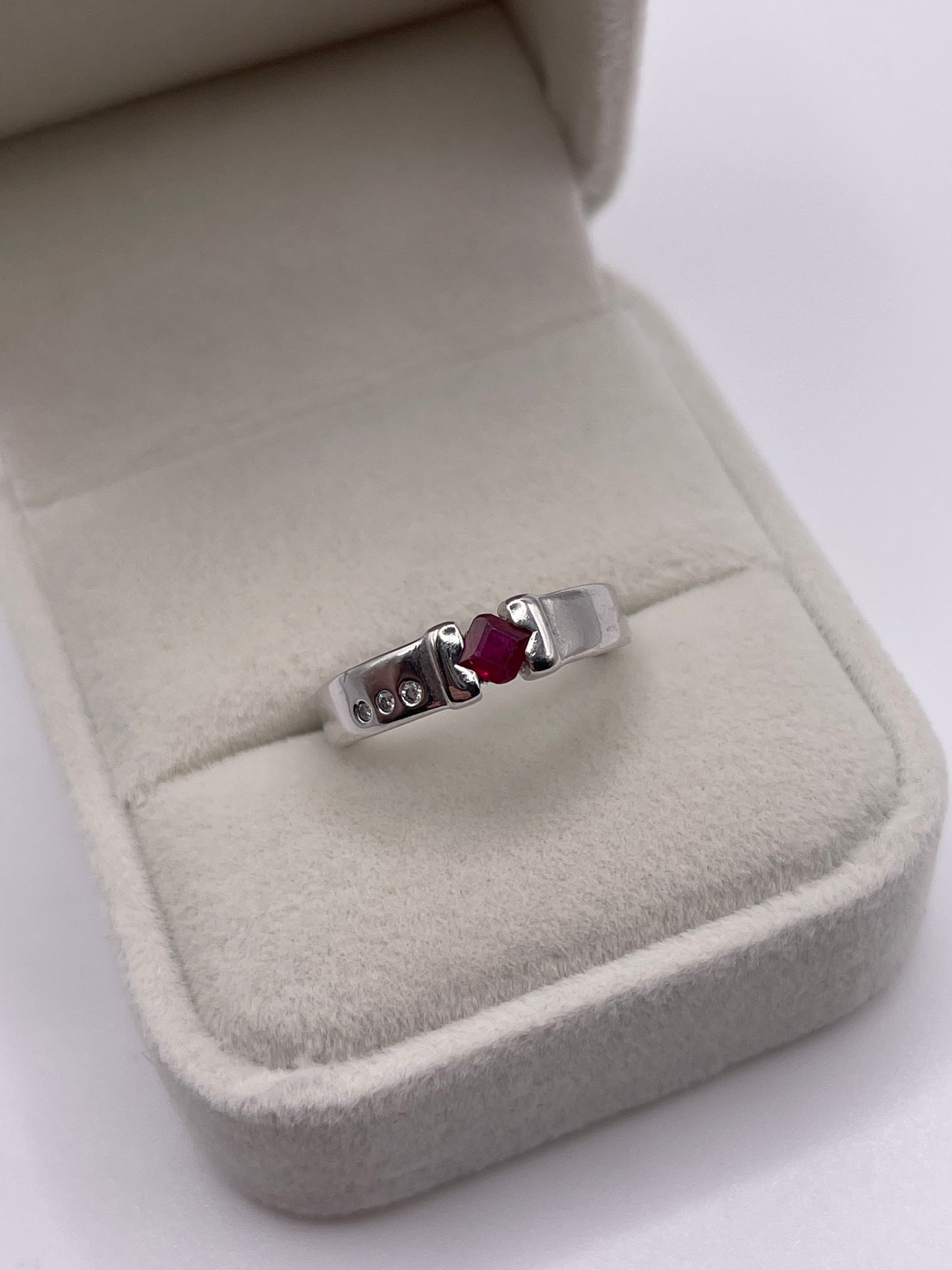 9ct white gold ruby and diamond ring