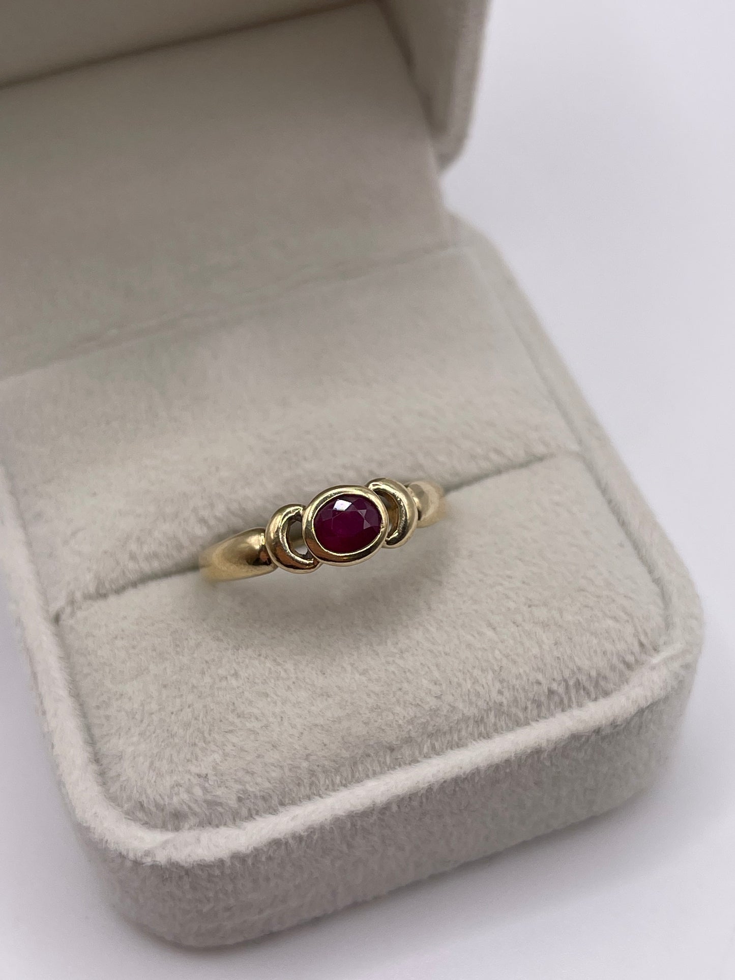 9ct gold ruby ring