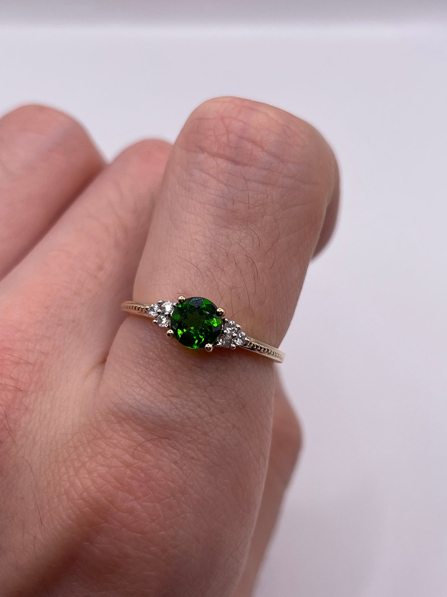 9ct gold diopside and zircon ring