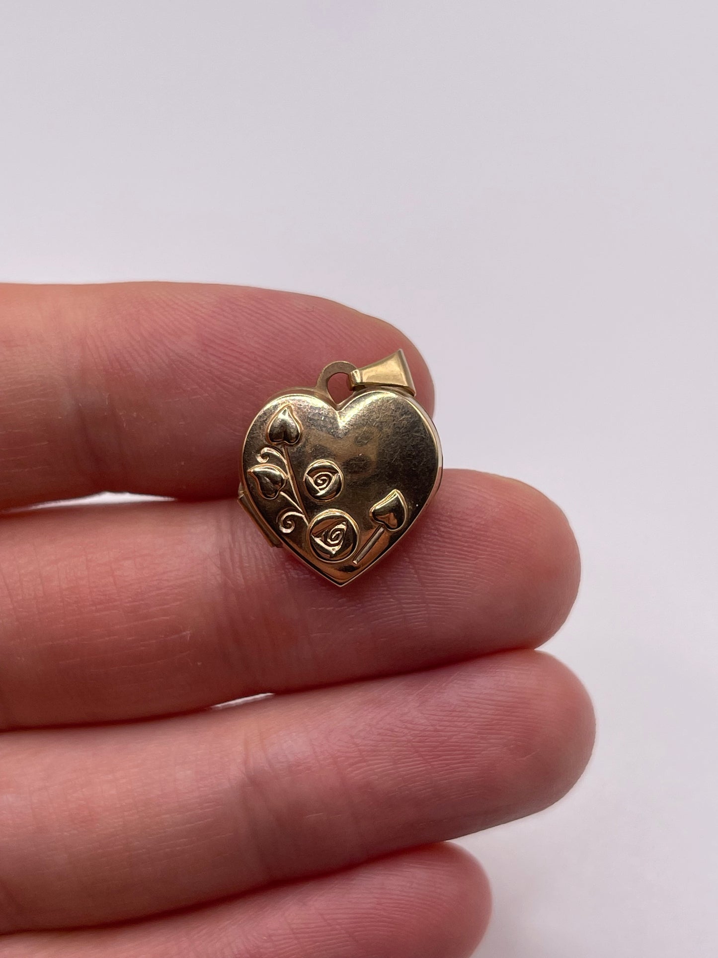 9ct gold heart locket pendant