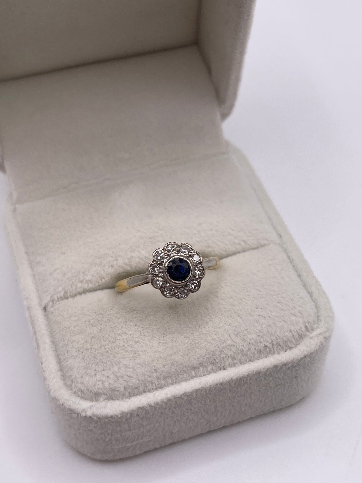 18ct gold platinum sapphire and diamond ring