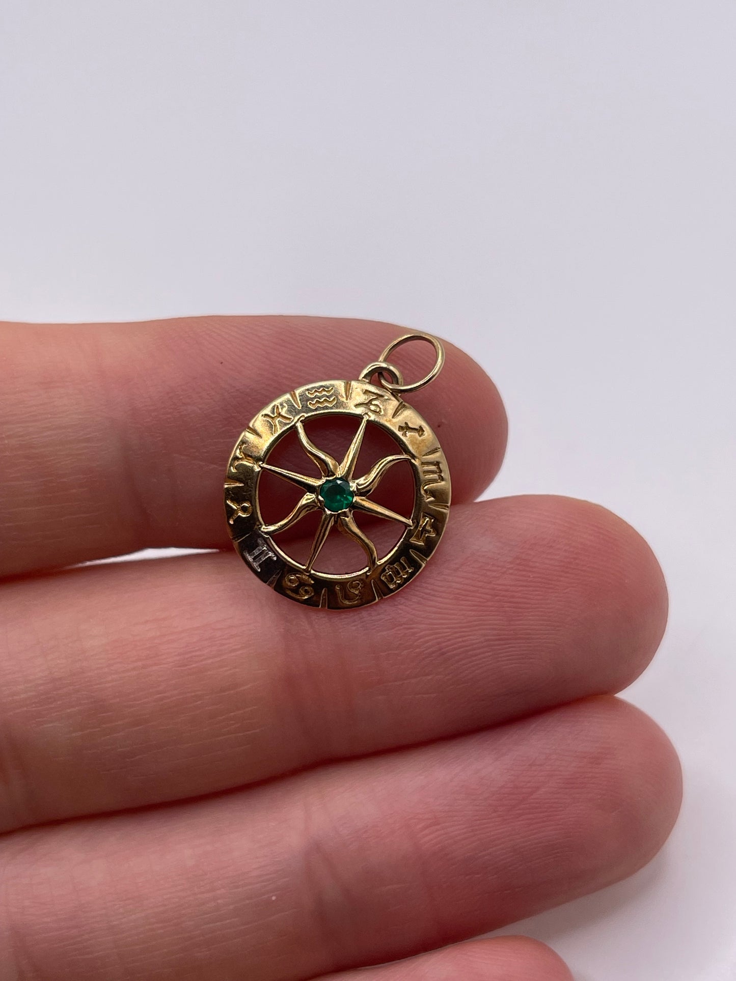 9ct gold green agate zodiac pendant