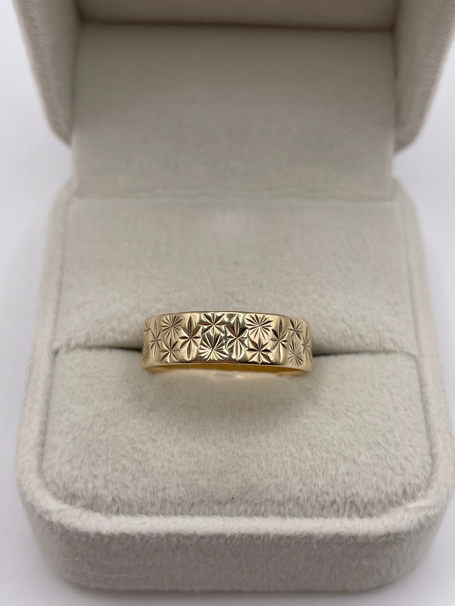 9ct gold patterned band