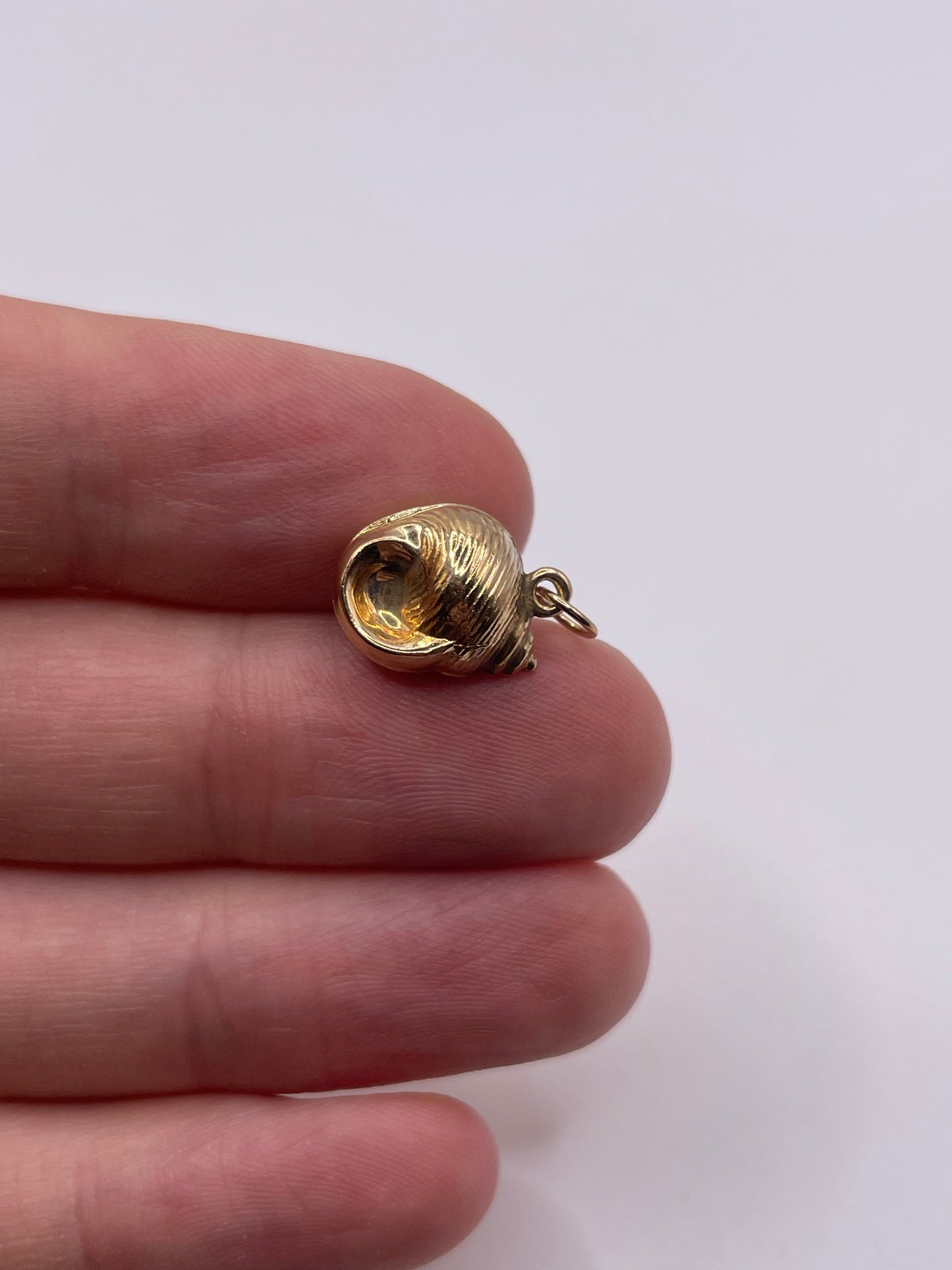 9ct gold shell charm