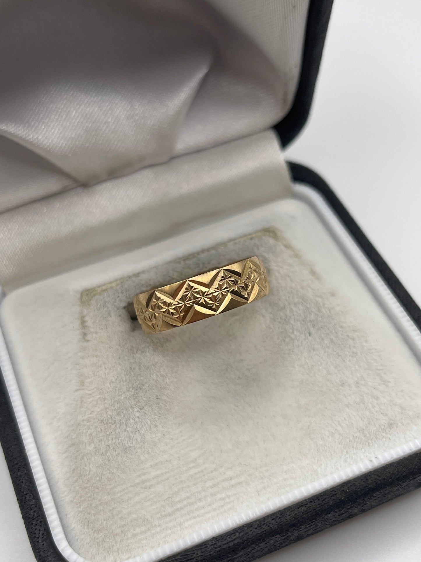 9ct gold patterned band