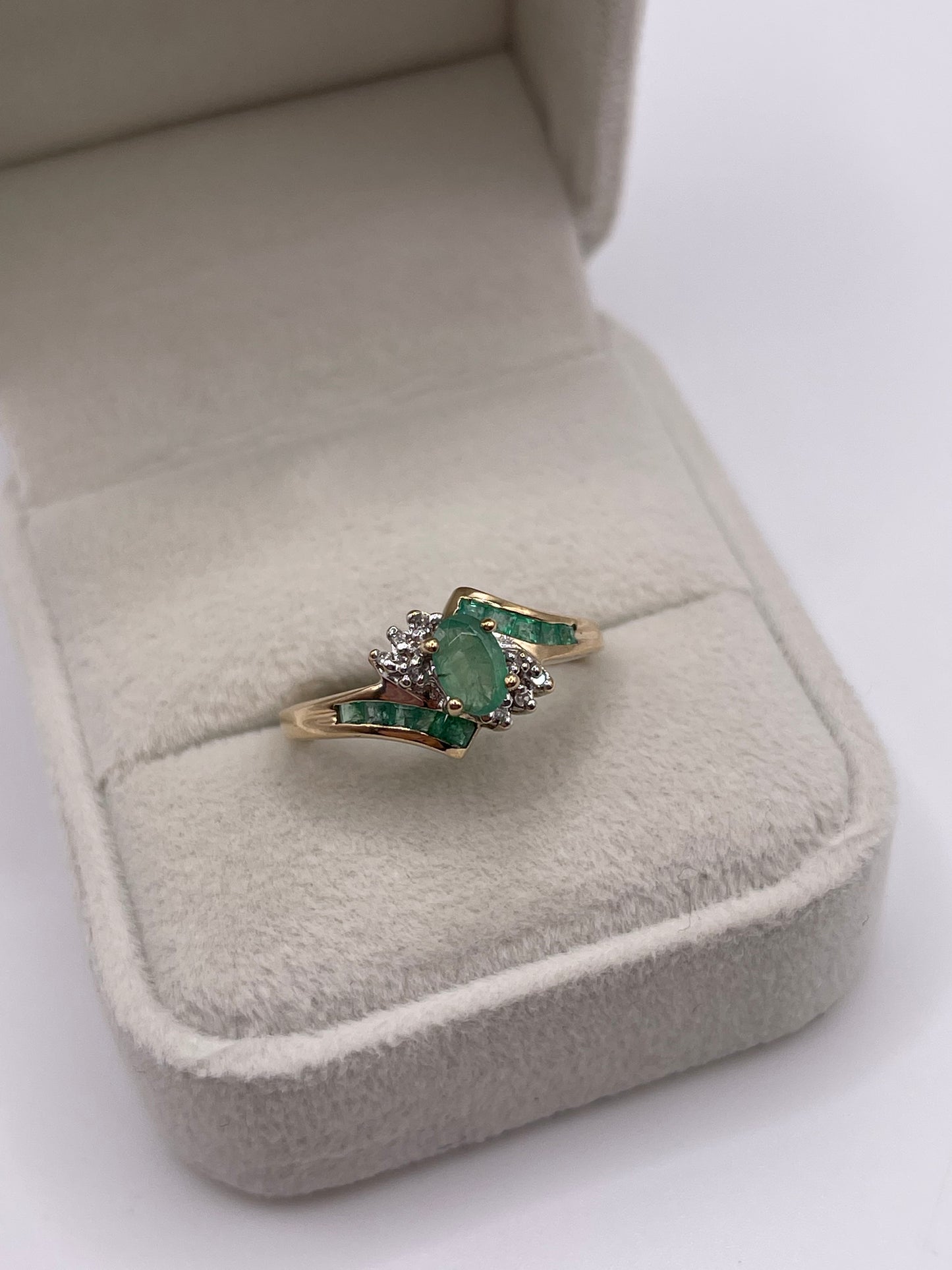 9ct gold emerald and diamond ring