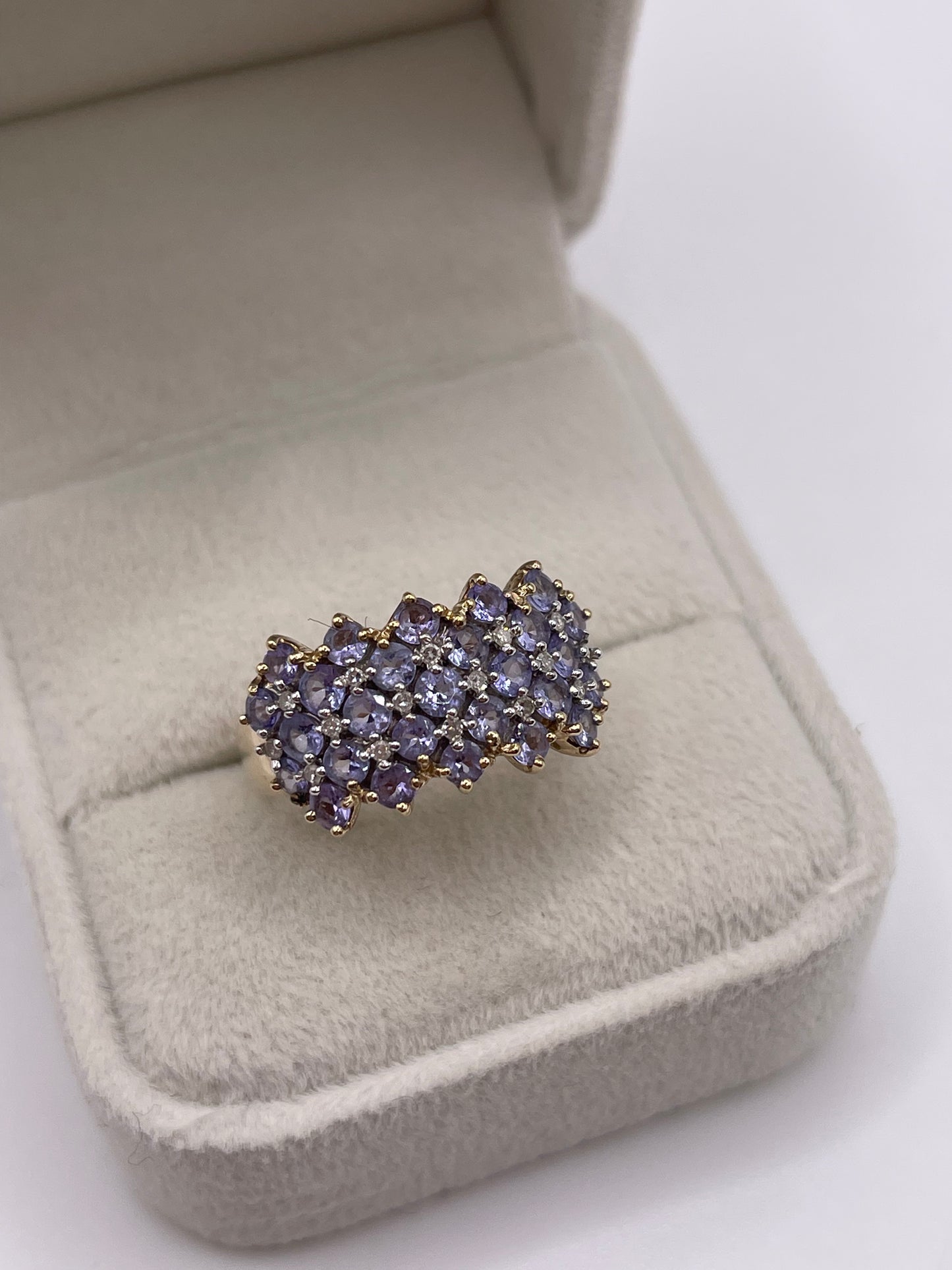9ct gokd tanzanite and diamond cluster ring