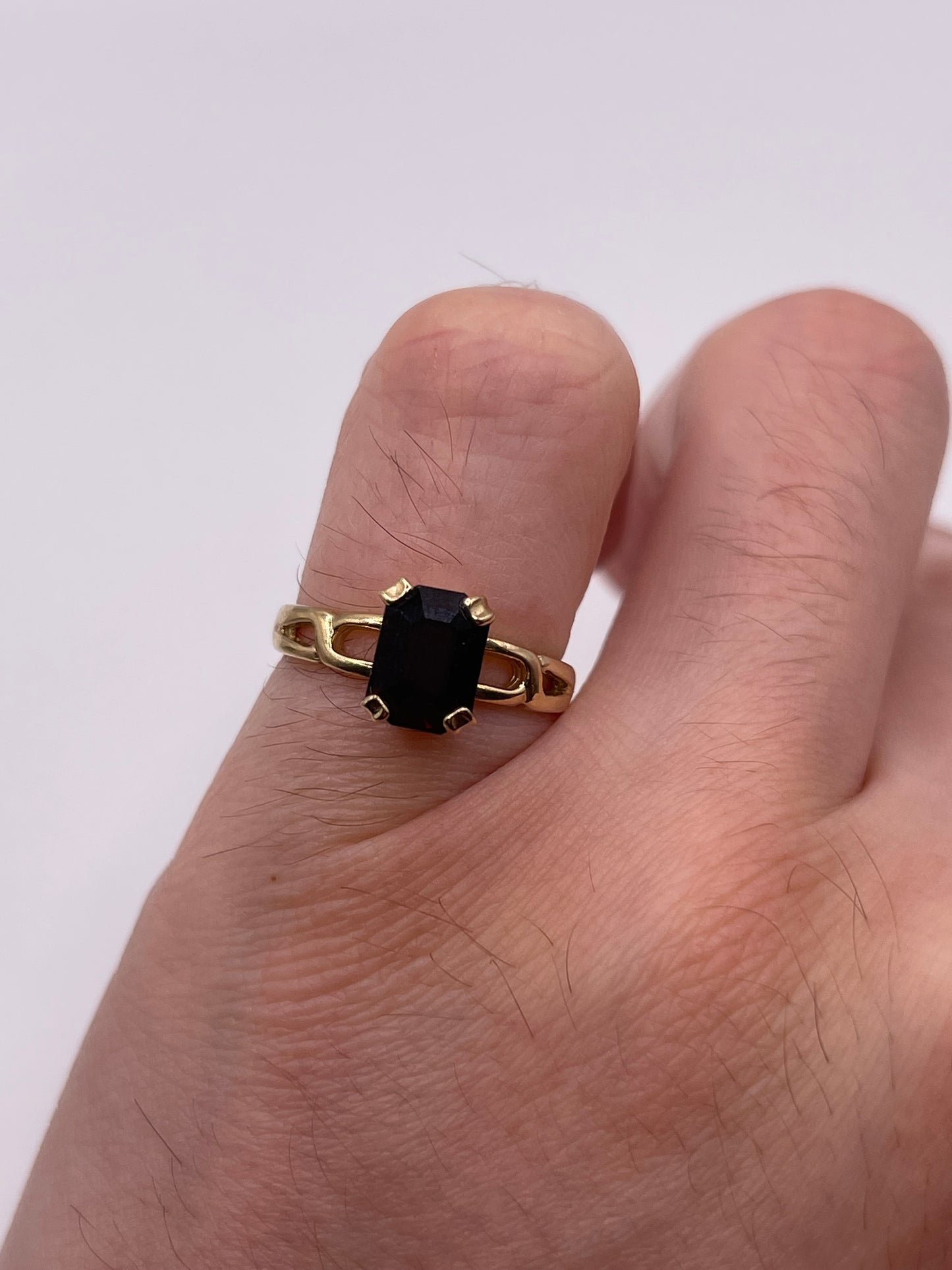9ct gold garnet ring