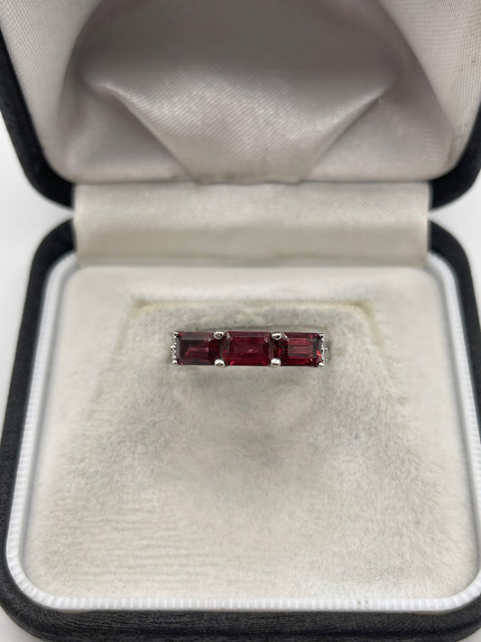 9ct white gold garnet and diamond ring