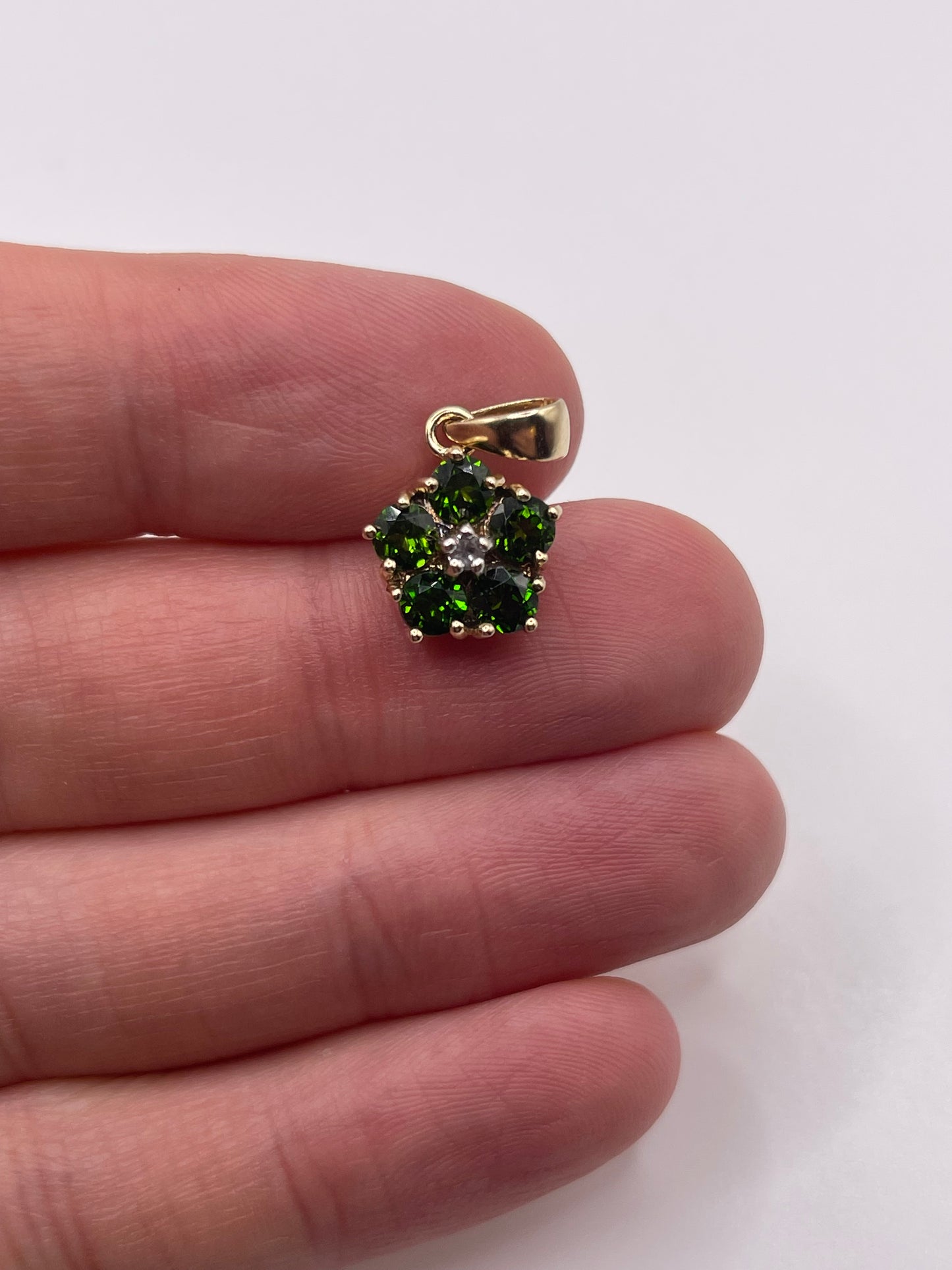9ct gold diopside and zircon pendant
