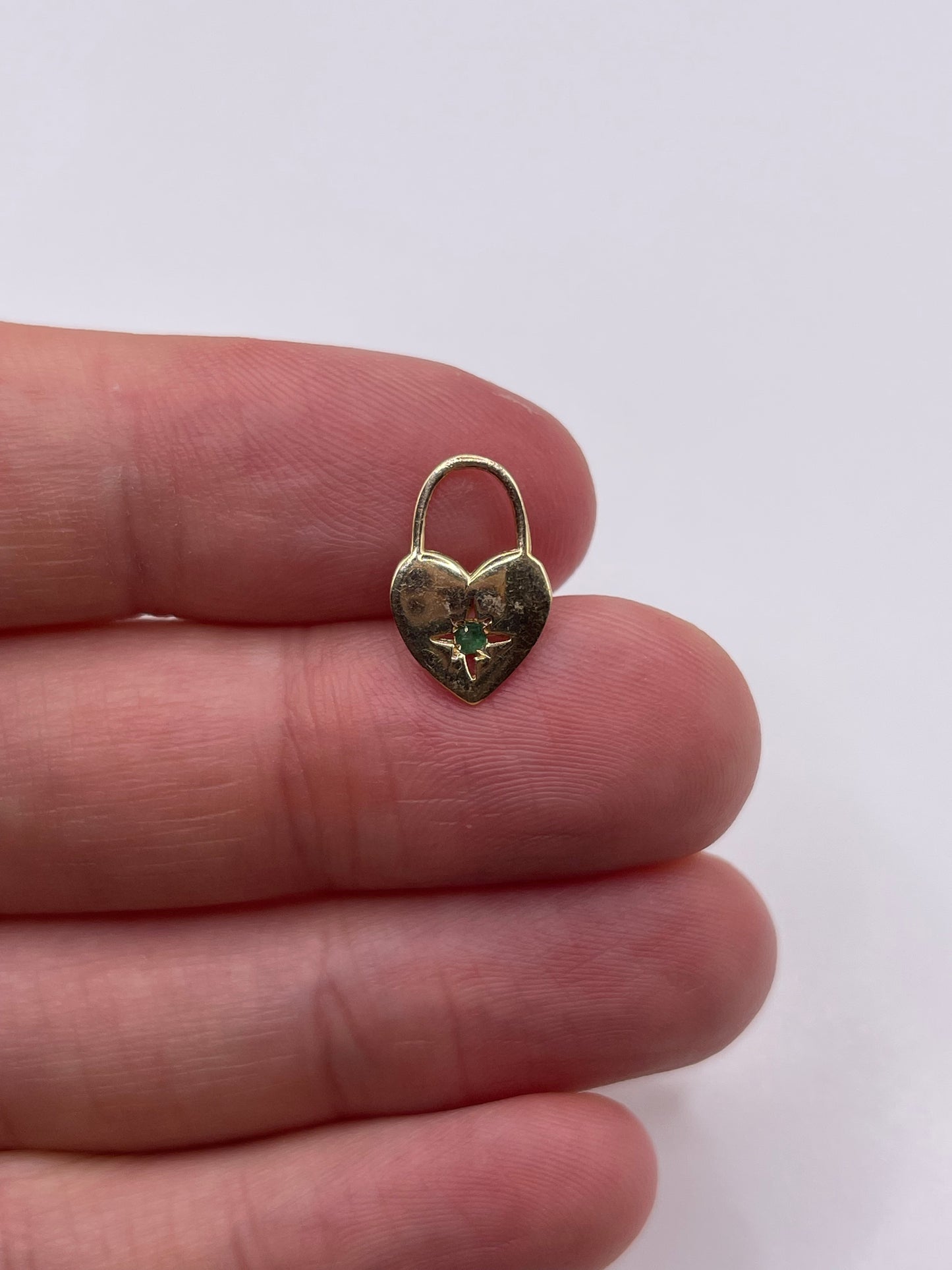 9ct gold emerald heart pendant