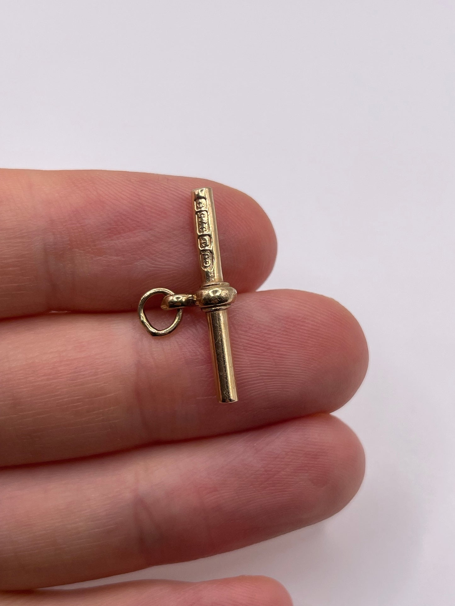 9ct gold t bar pendant