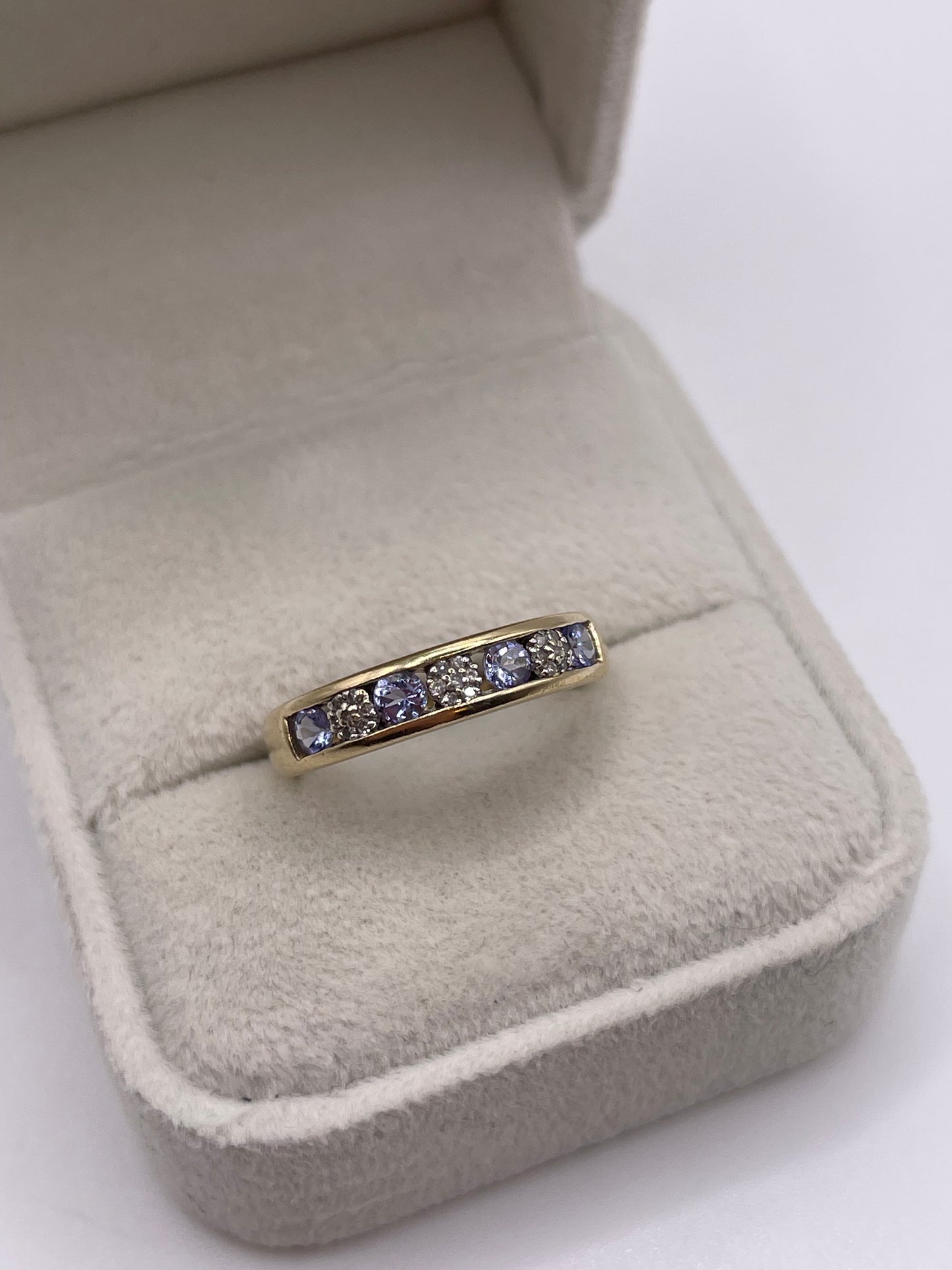 9ct gold tanzanite and diamond ring