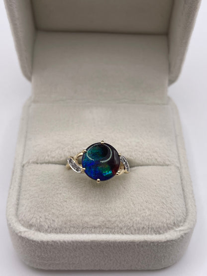 9ct gold Ammolite and zircon ring
