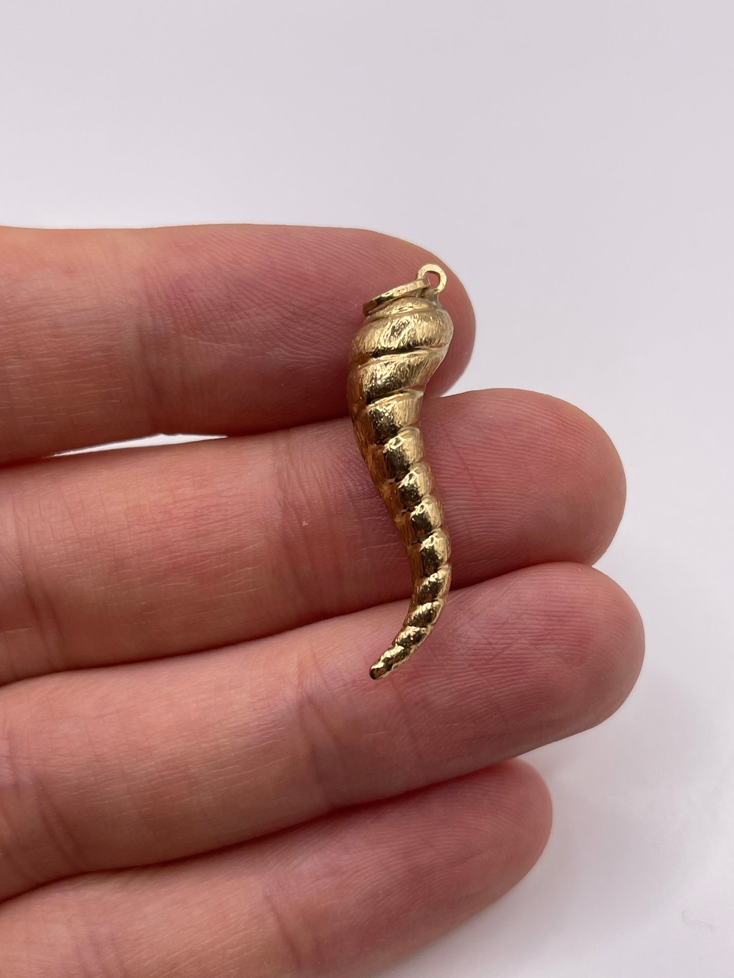 9ct gold horn of plenty pendant