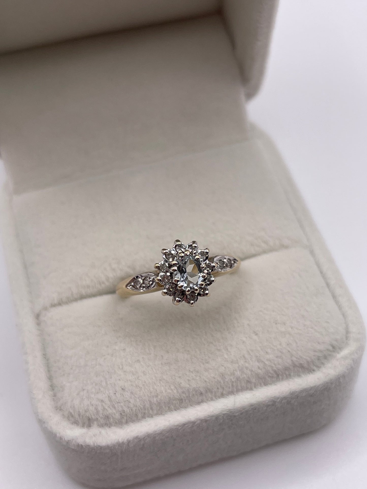 9ct gold aquamarine and diamons ring