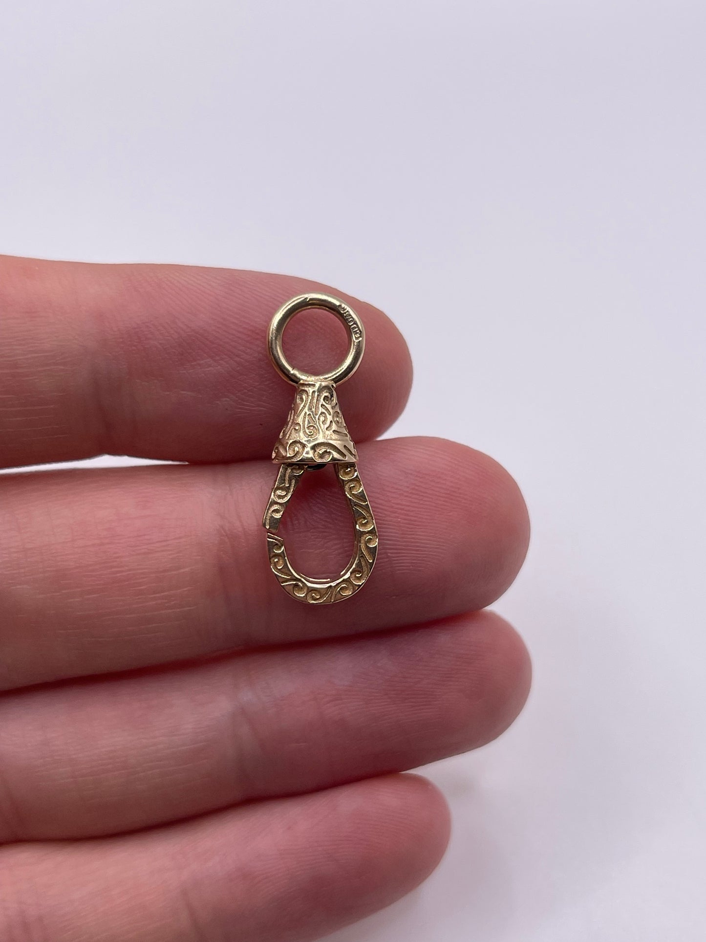9ct gold engraved dog clip D