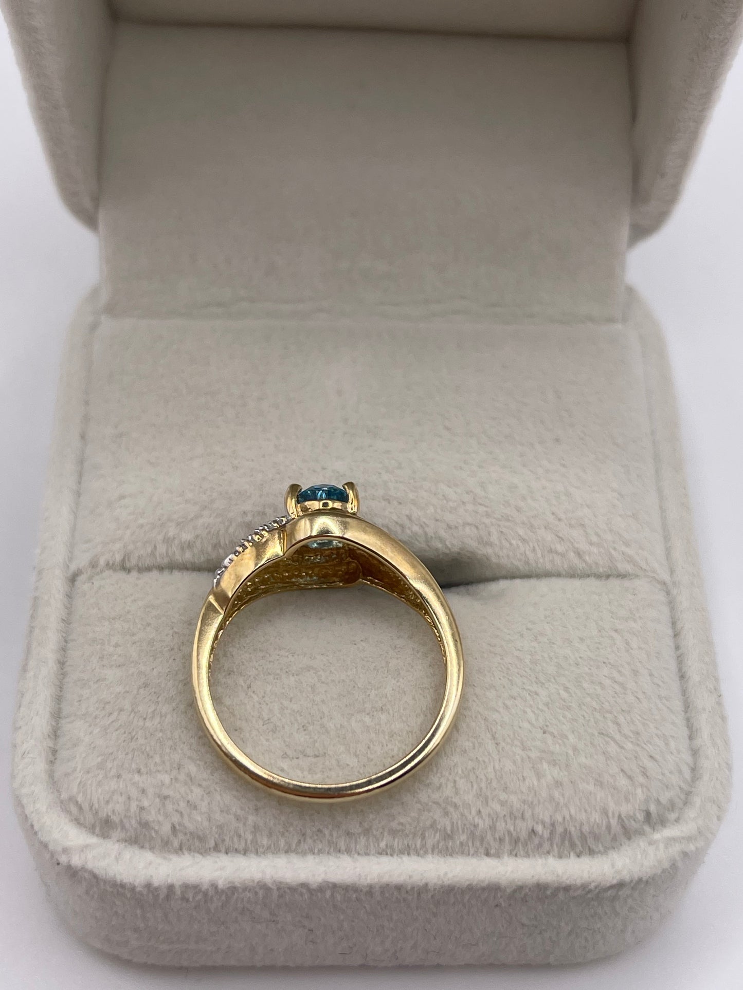 9ct gold topaz and diamond ring