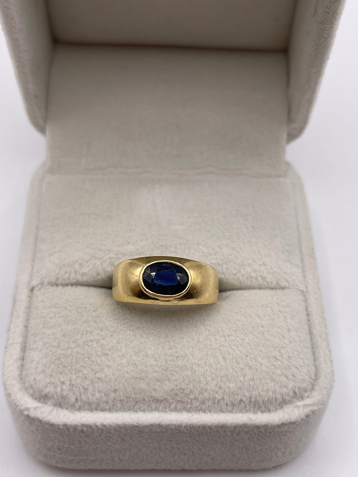 18ct gold sapphire ring