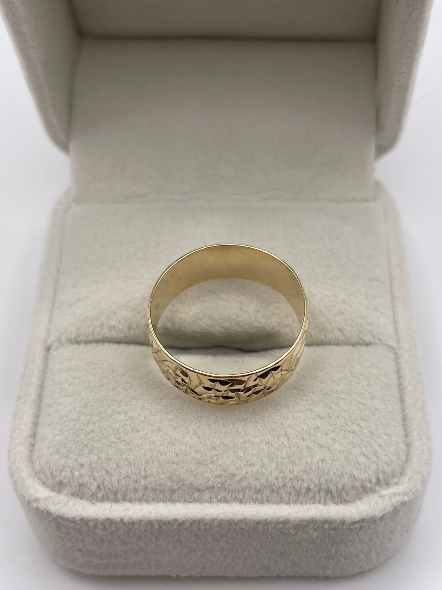 9ct gold patterned band