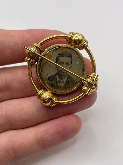 Antique 18ct gold cherub brooch