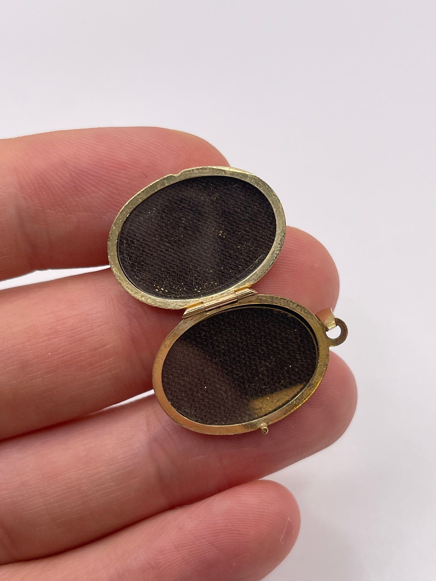 9ct gold locket pendant
