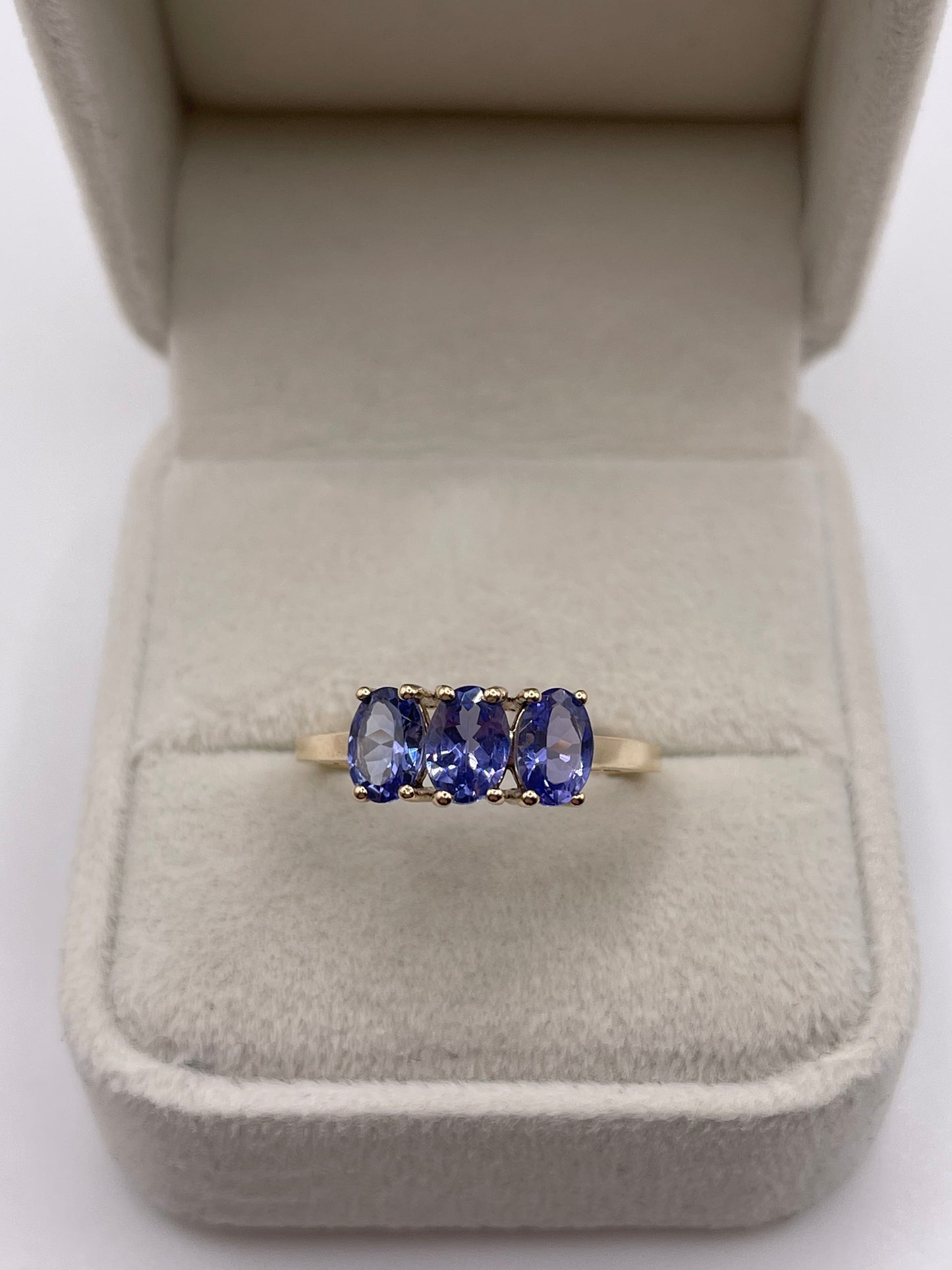 9ct gold tanzanite ring