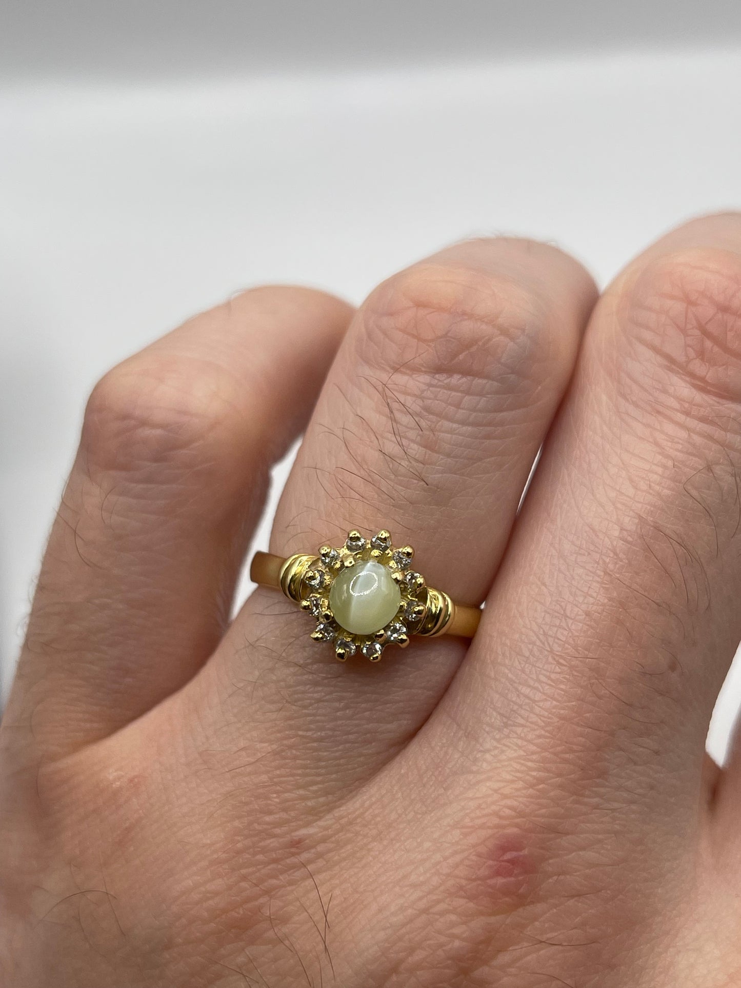 18ct gold cats eye chrysoberyl and diamond ring