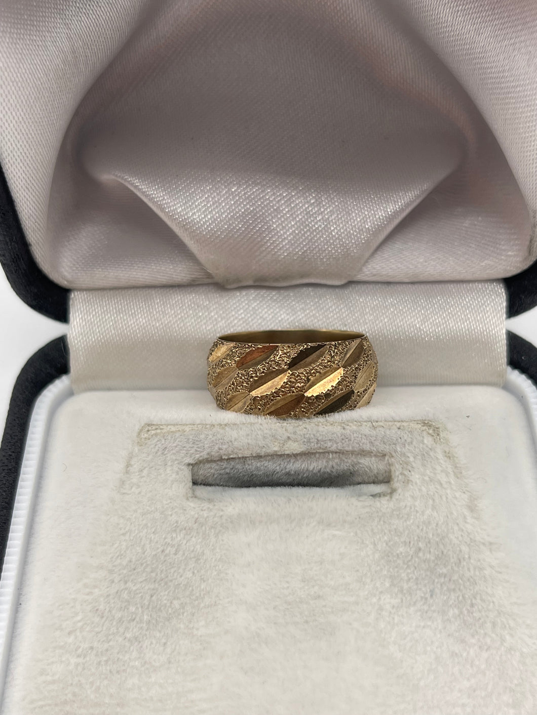 9ct gold patterned band