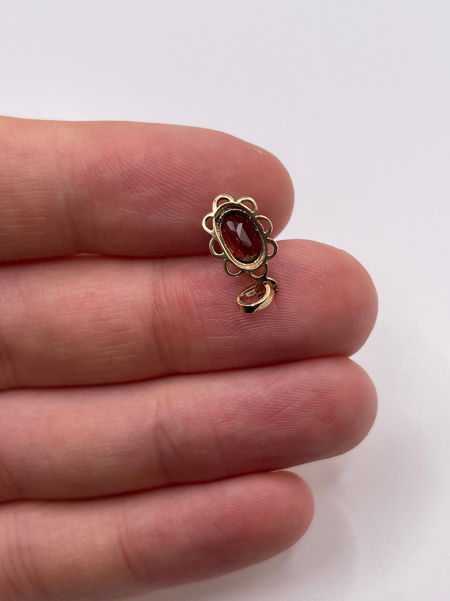 9ct gold garnet pendant