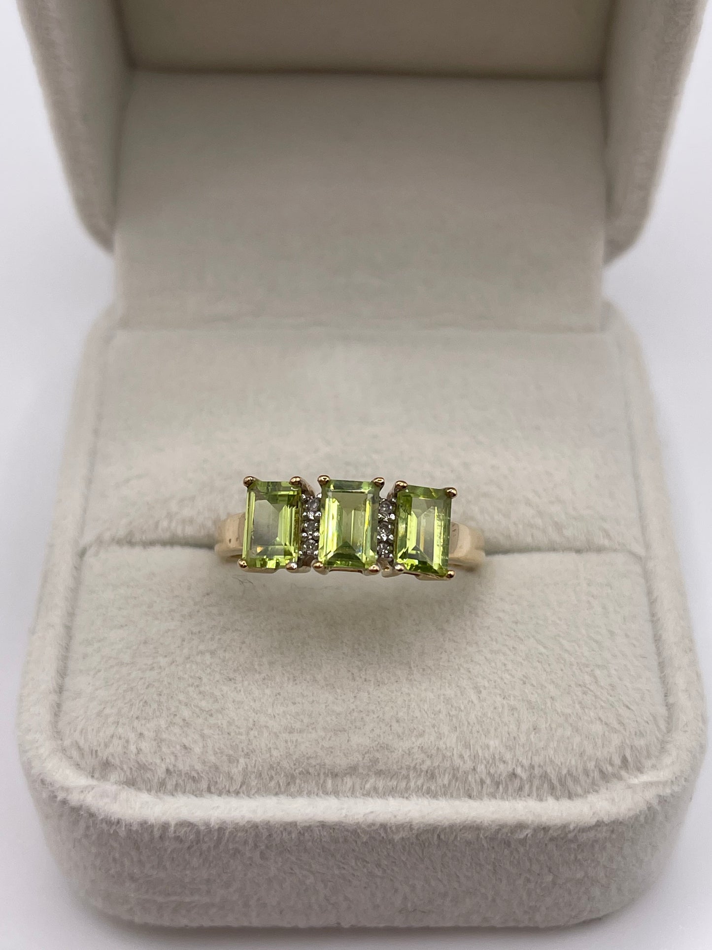 9ct gold peridot and diamond ring