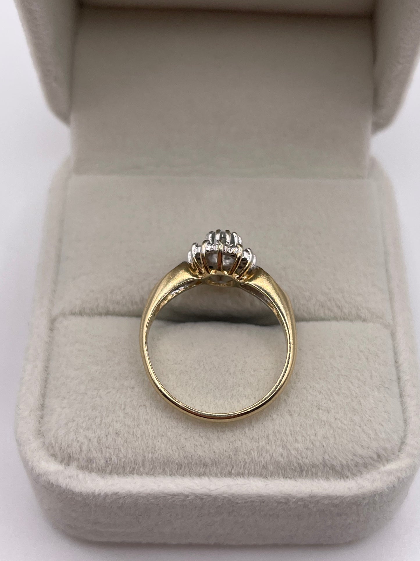 9ct gold aquamarine and diamons ring