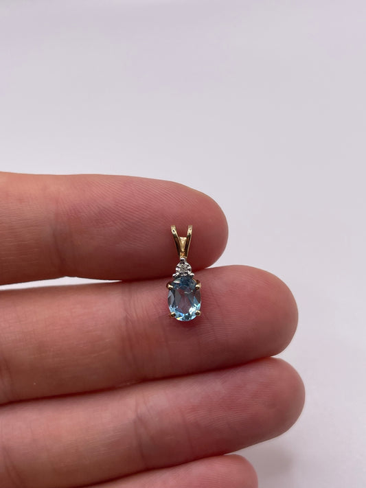 9ct gold topaz and diamond pendant