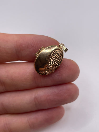 9ct gold locket pendant