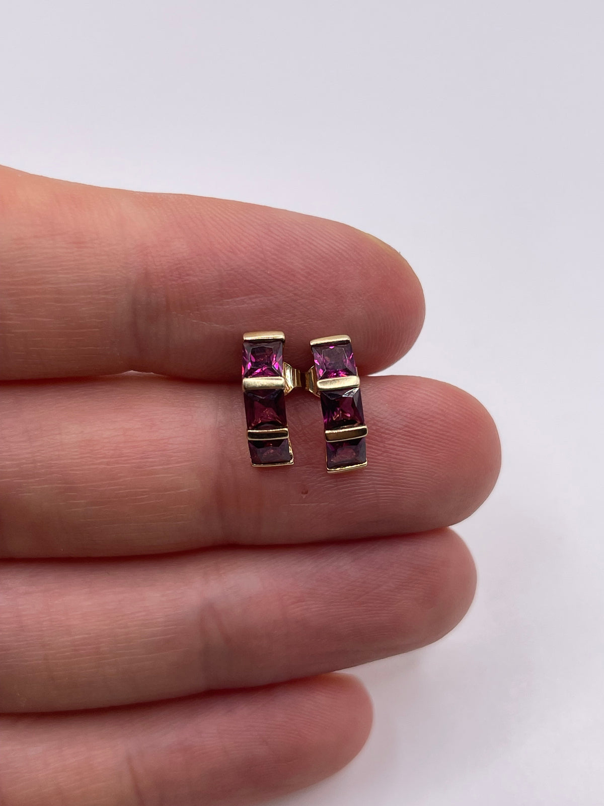 9ct gold garnet earrings