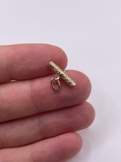 9ct gold patterned t bar pendant