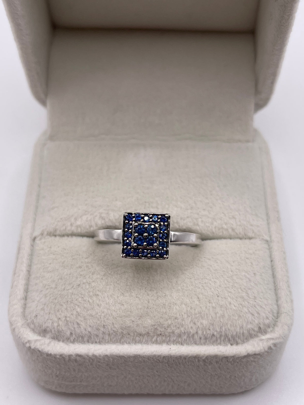 9ct white gold sapphire cluster ring