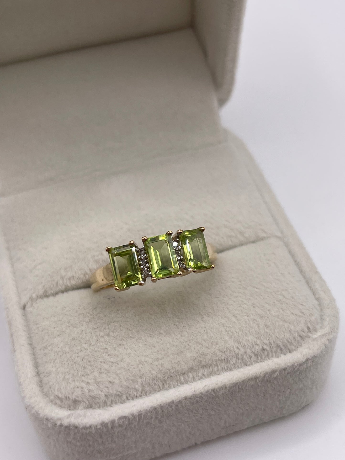 9ct gold peridot and diamond ring