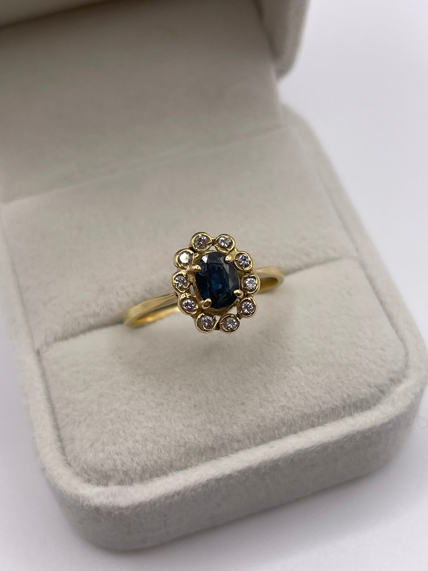 18ct gold sapphire and diamond ring