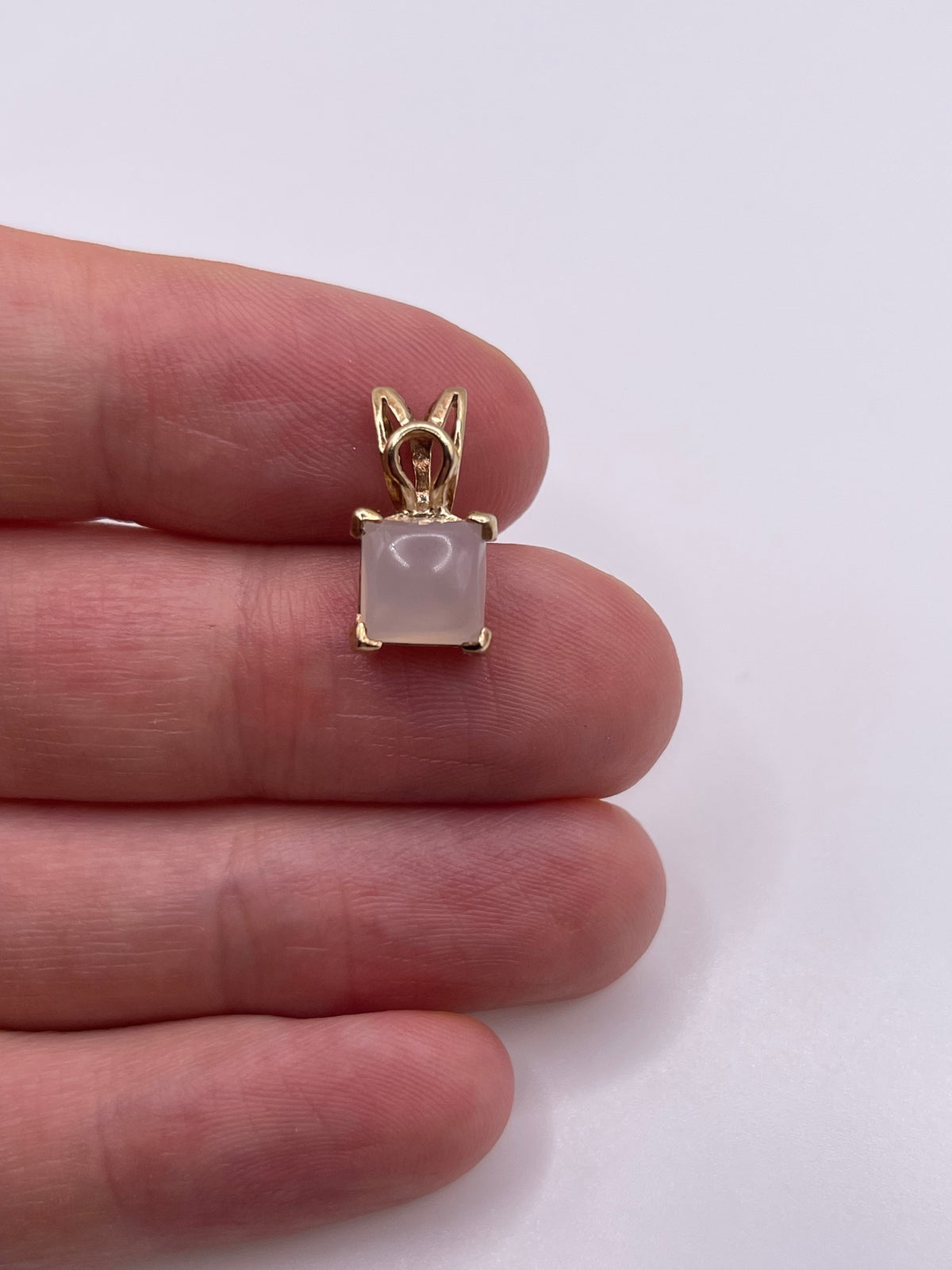 9ct gold moonstone pendant