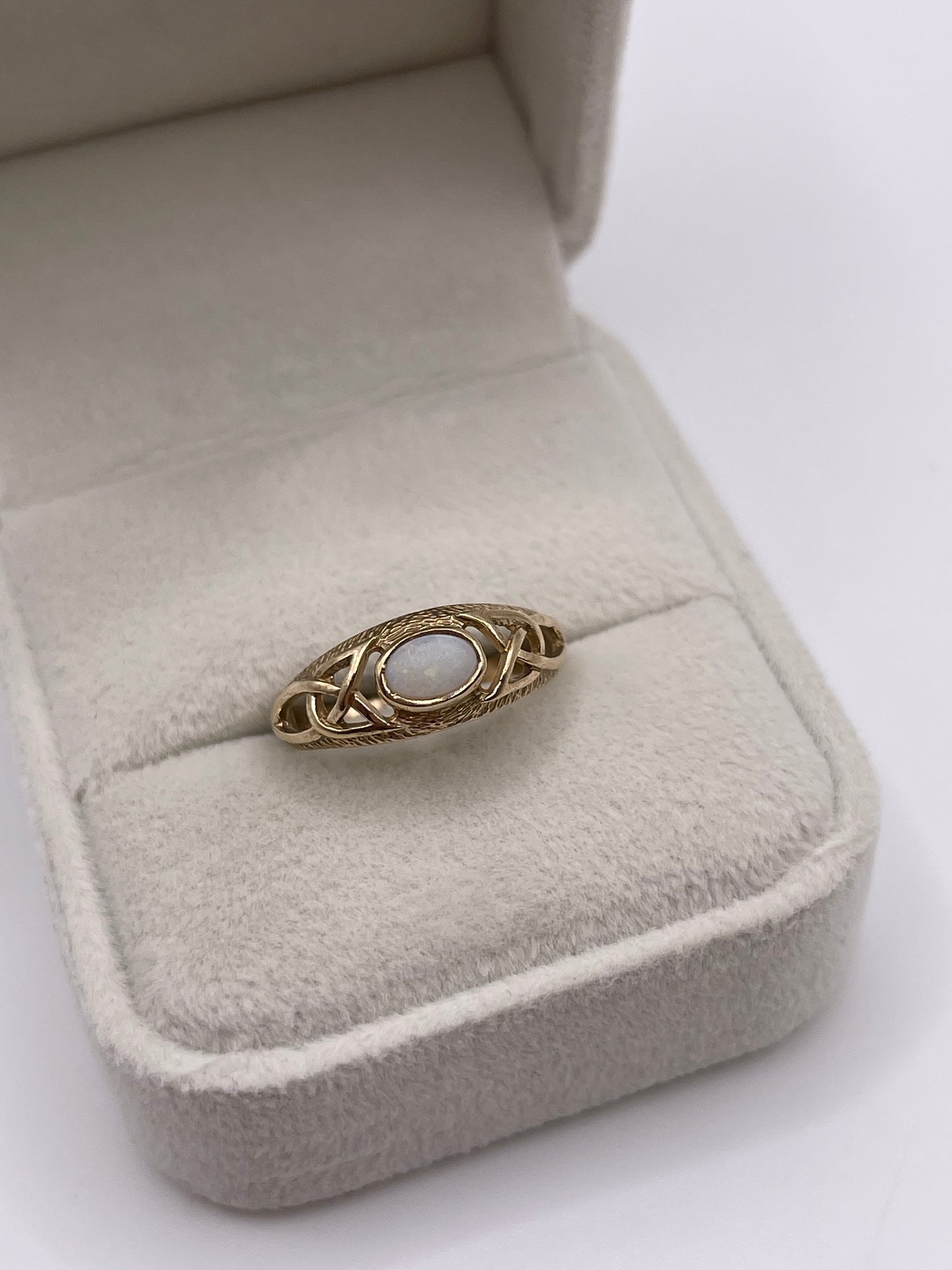 9ct gold opal ring
