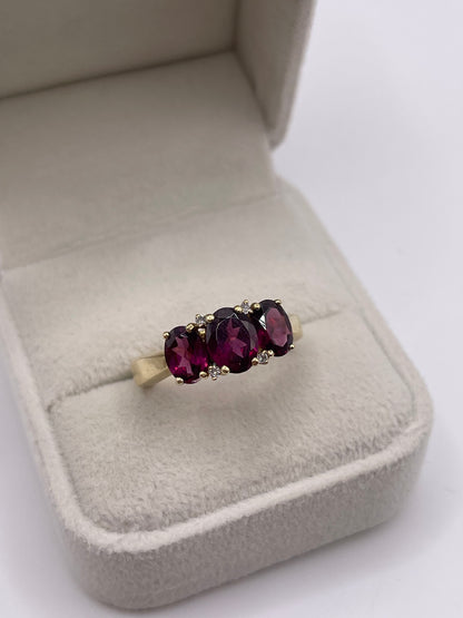 9ct gold garnet and diamond ring