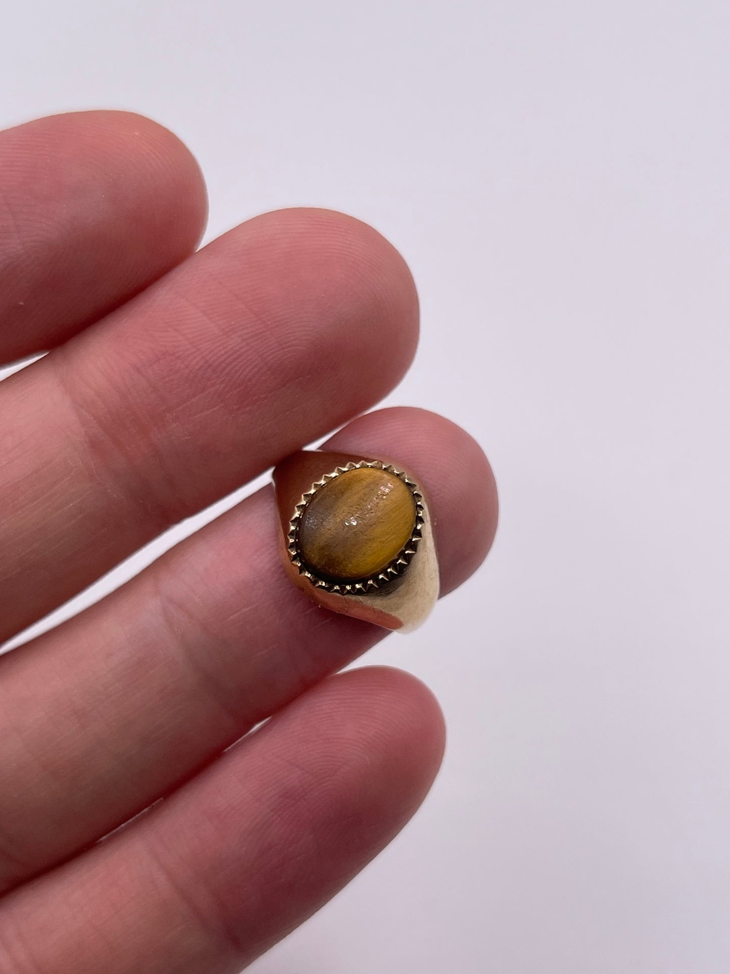 9ct gold tigers eye signet ring