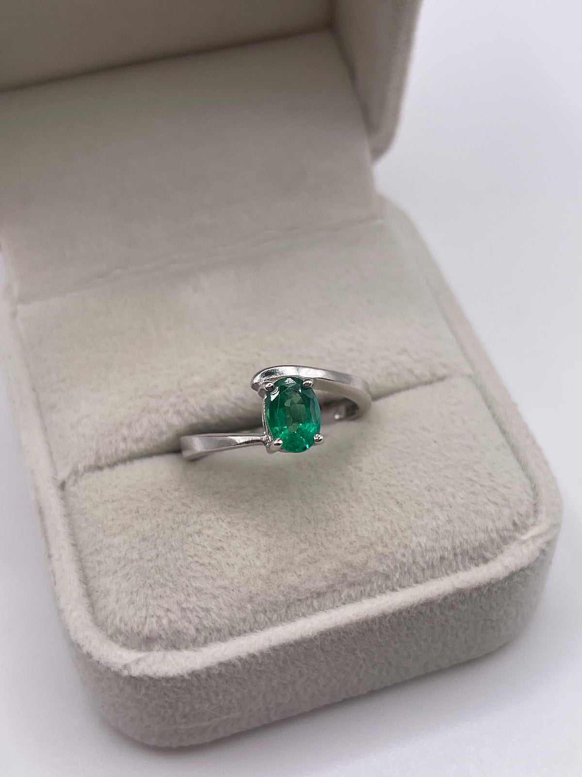 9ct white gold emerald ring