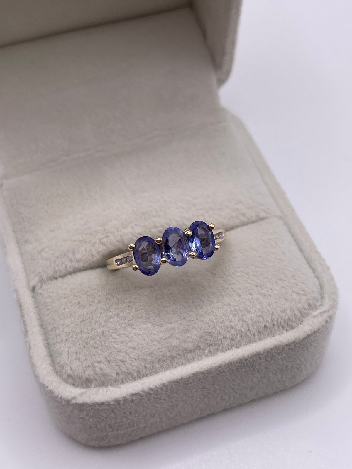 9ct gold tanzanite and diamond ring