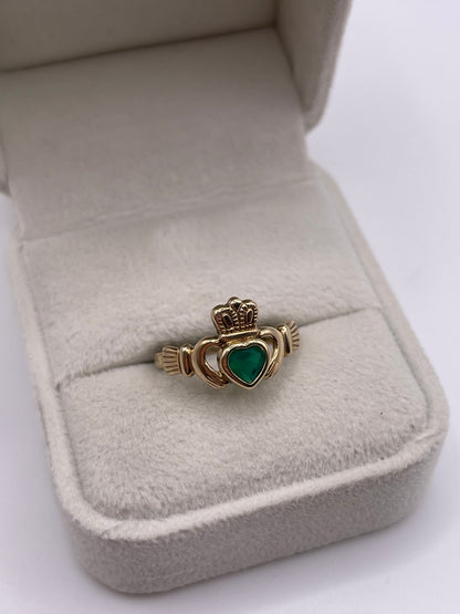 9ct gold green agate claddagh ring
