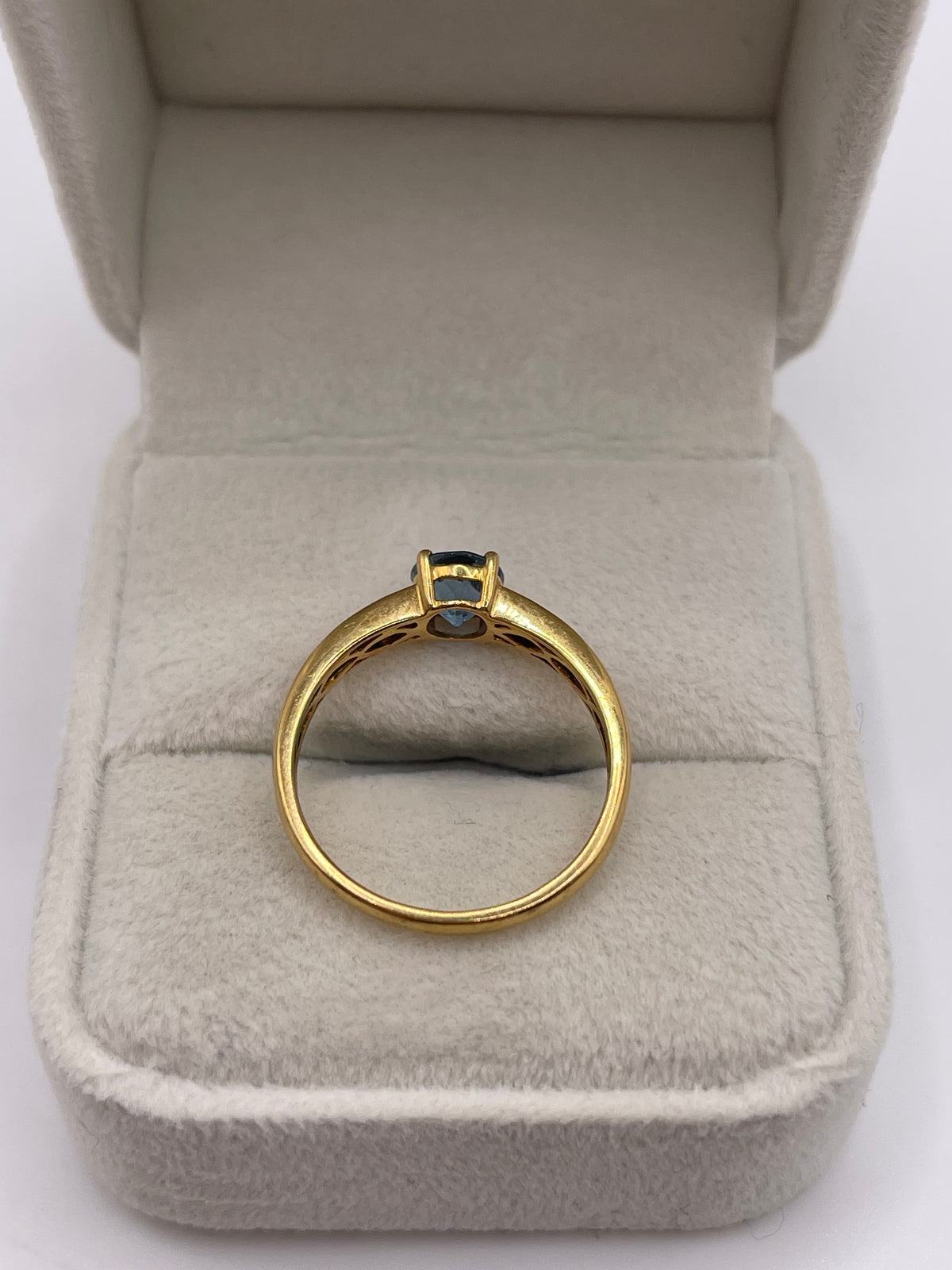 18ct gold aquamarine and diamond ring