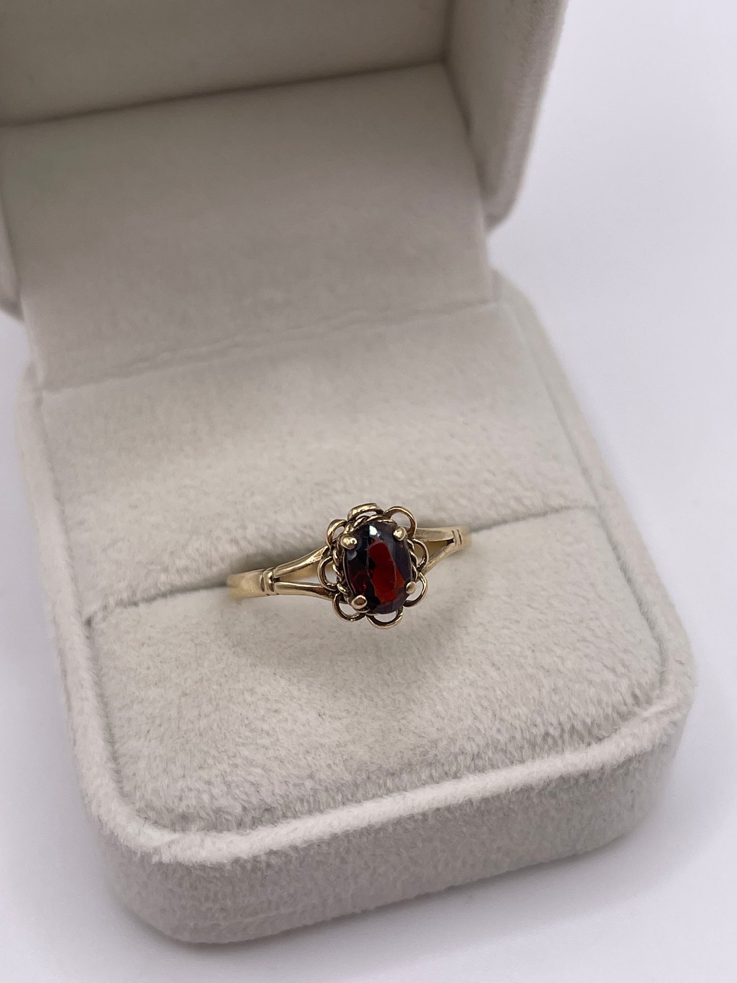 9ct gold garnet ring