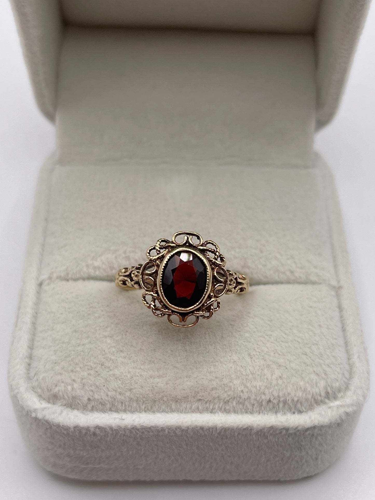 9ct gold garnet ring