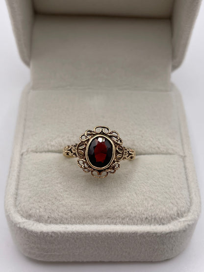9ct gold garnet ring